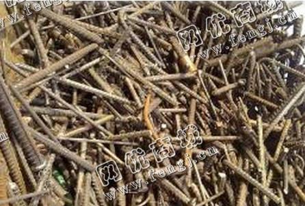 望城区铁路青山公交站附近废钢筋回收