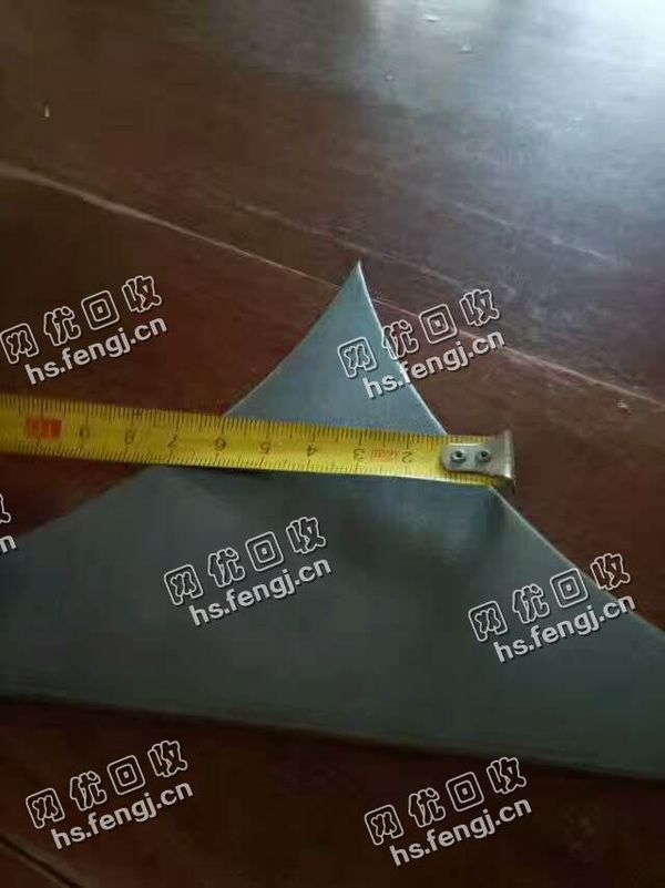 4个厚钢板下脚料回收