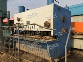 出售1台二手13年上海锻压机床厂QC11Y-25*2500液压闸式剪板机