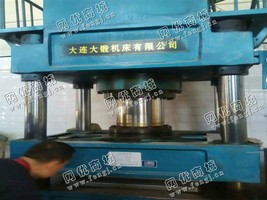 出售2台二手液压机，2011年YD33-315四柱液压机，2002年YB70-300层板液压机