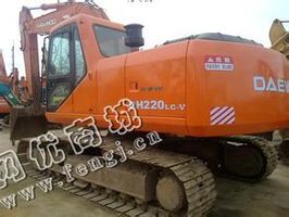 出售1台二手斗山220-5挖掘机