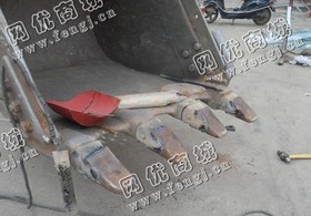 废旧挖掘机斗齿大量回收