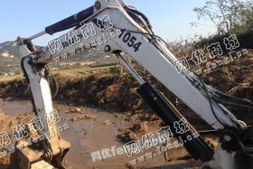 出售一台二手美国山猫337挖掘机