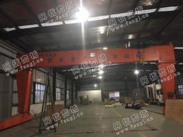 出售一台龙门吊10吨，跨度10米，轨道40M,卖价1.8万，9.5成新。