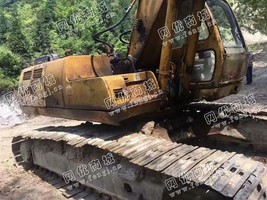 出售一台现代220-5挖掘机，带锤，发动机没废弃，转盘不松，地盘一般化