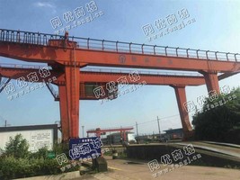 出售一台二十吨铁路集装箱门吊，跨度二十六米，各悬十米，货在苏州