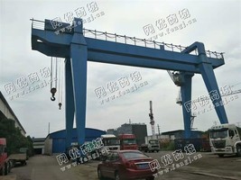 出售一台A型龙门吊50/10T，跨度27米，外悬各7米，货在江阴，九成新。卖价：35万