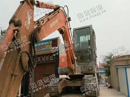 出售一台09年斗山55挖掘机，发动机有点轻微废弃