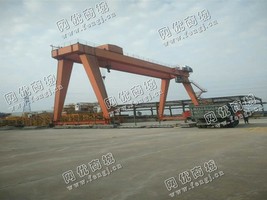 出售一台双主梁龙门63/10升高15米跨度30米，9成新八轮四驱动