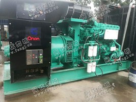 出售一台康明斯880KW发电机组